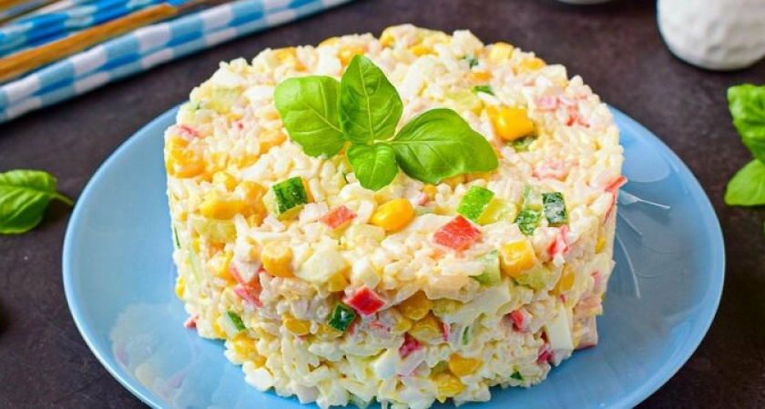 Крабовый салат будет аж таять во рту: просто замените рис этим нежным ингредиентом