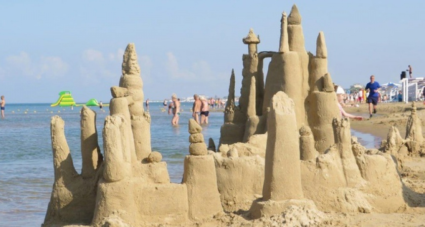 На пляже в Анапе вырос песчаный замок