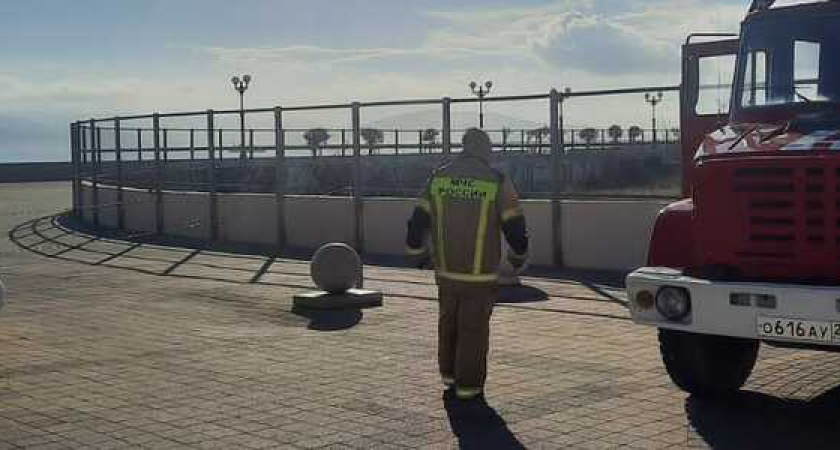 В Новороссийске в районе пляжа "Кристалл" оцепили набережную