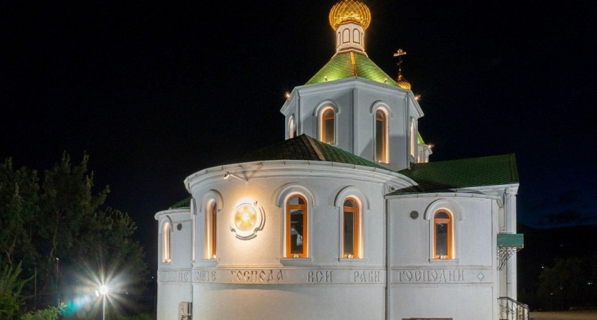 Архитектурная подсветка появилась у храма святой блаженной Ксении Петербургской в Абрау-Дюрсо под Новороссийском