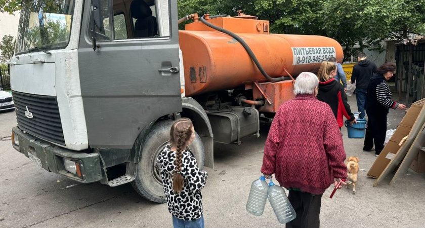 Вода в кранах новороссийцев появится в лучшем случае сегодня вечером, пока остается довольствоваться привозной