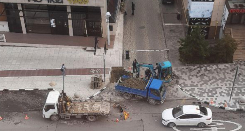 На улице Толстого в Новороссийске разрыли недавно уложенную плитку