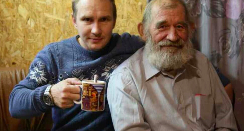 «Он мне как родной»: в Новороссийске спасатель взял бездомного старика в свою семью