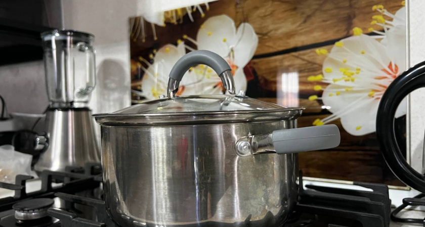 Нужно ли сливать "первую воду" при варке мяса: в вопросе ставит точку опытный шеф-повар