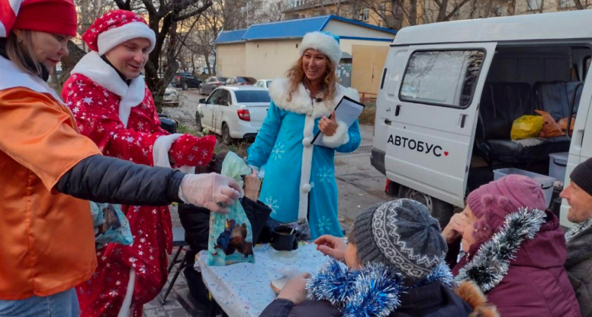 В Новороссийске для бездомных устроили новогодний «корпоратив»