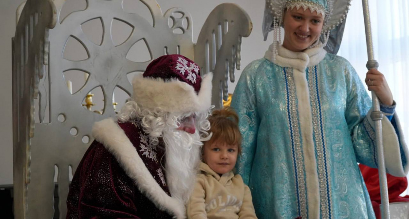 Депутат Демченко организовал новогодние праздники для детей избирательного округа