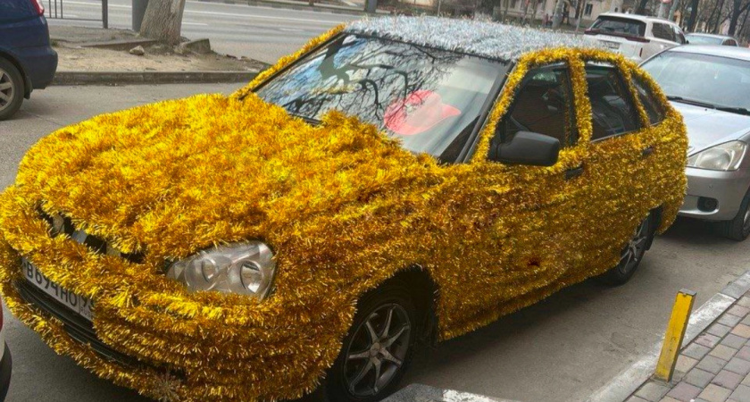 Украшенный новогодними гирляндами и мишурой автомобиль ездит по Новороссийску