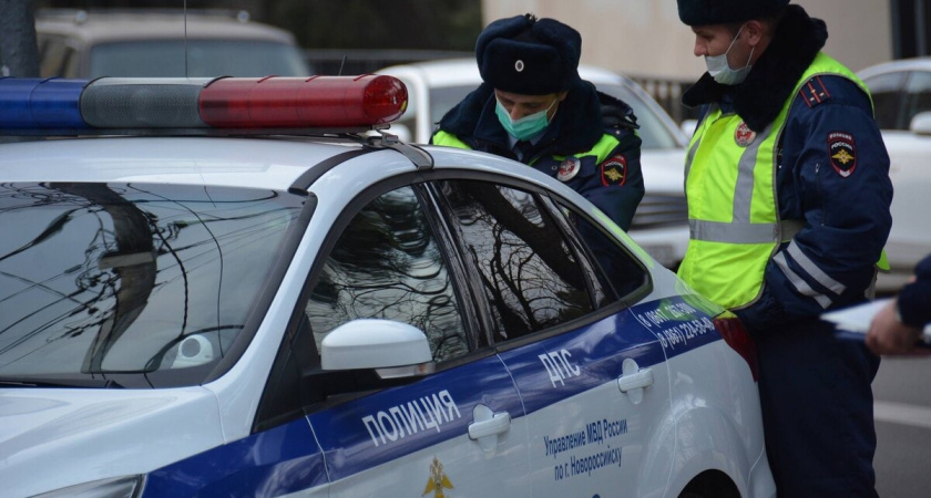 Поездка в аэропорт в Сочи закончилась в Новороссийске: полиция отправила на штрафстоянку микроавтобус, везший пассажира