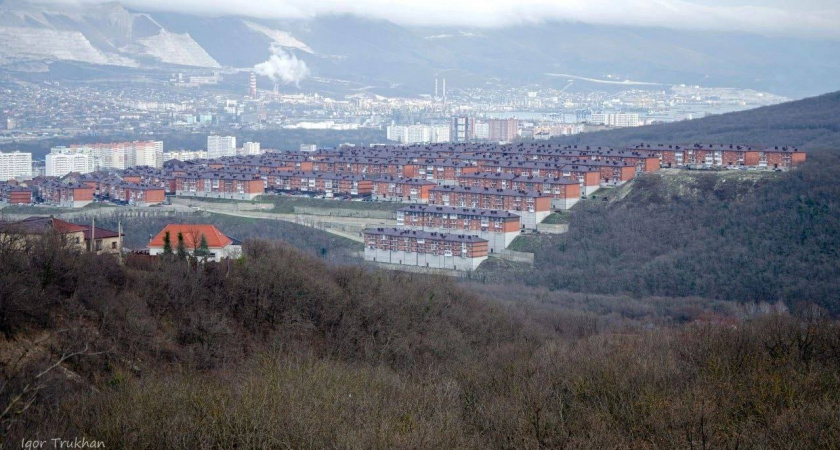В лесу рядом с ЖК "Парковый" в Новороссийске нашли авиабомбу