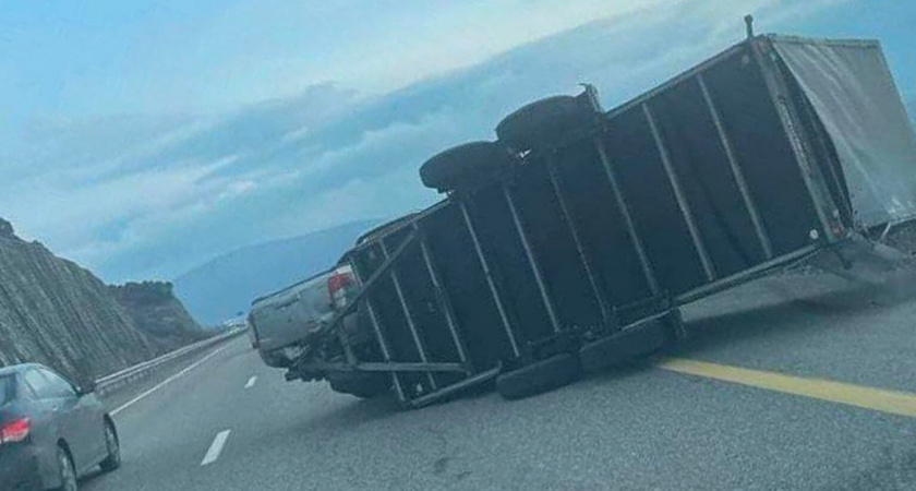 Сильный ветер опрокинул фургон под Новороссийском