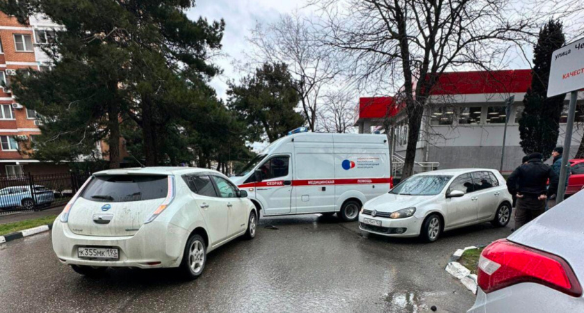 В Новороссийске таксист выехал на встречку и столкнулся со «скорой»