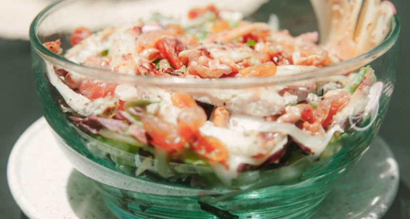 Овощной салат с кальмарами: всего 15 минут, а гостей за уши не оттянешь