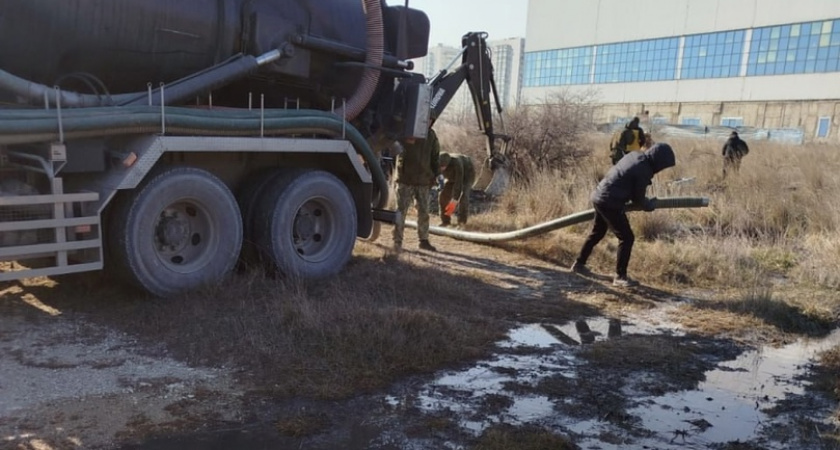 Водоканал Новороссийска на третьи сутки придумал как подъехать к месту утечки фекалий в Прилагунье, и начал ее устранять