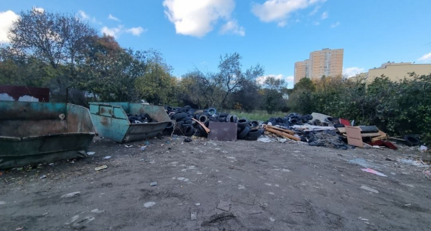 «Воз и ныне там»: жители Новороссийска снова жалуются на свалку у Дворца творчества