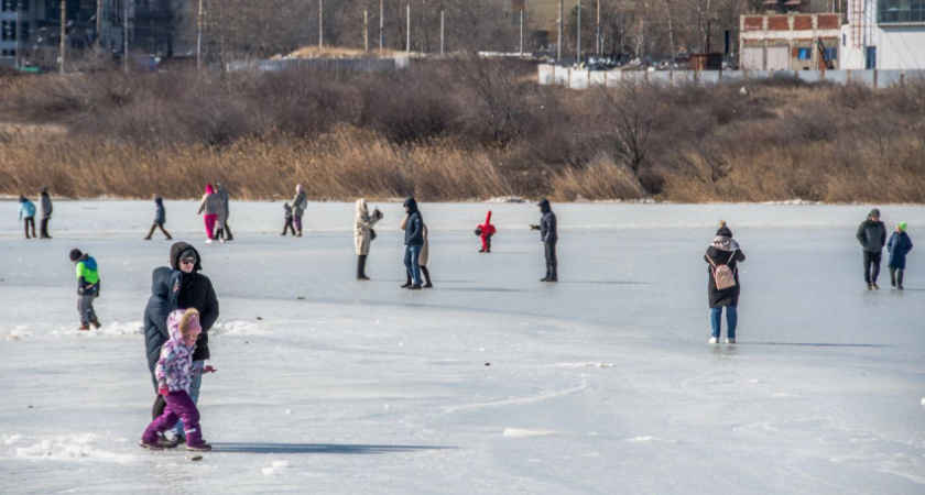 Суджукский лиман замёрз: на импровизированном катке в Новороссийске жители активно проводят праздничный выходной 
