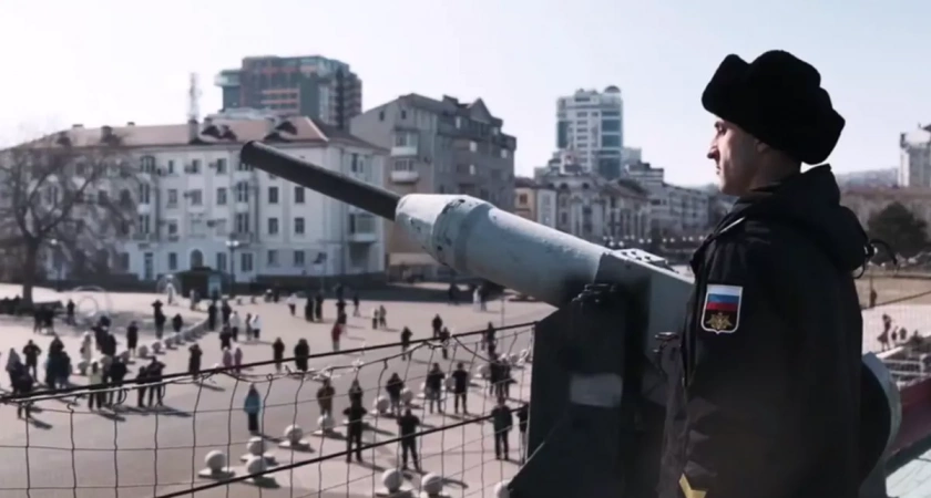 Крейсер «Михаил Кутузов» дал залп в честь защитников Отечества в Новороссийске