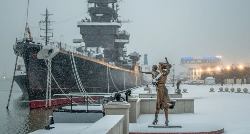 Дети радуются снегу, а коммунальщики не успевают устранять аварии: снежные будни Новороссийска