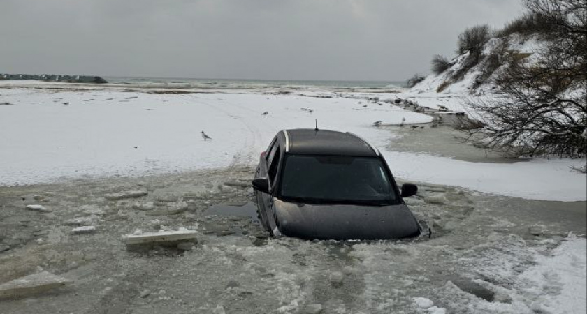Автомобиль ушел под лед на реке в Анапе