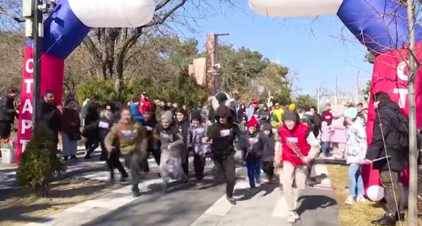 С букетом на всех парусах: новороссийцы устроили праздничный забег к 8 Марта