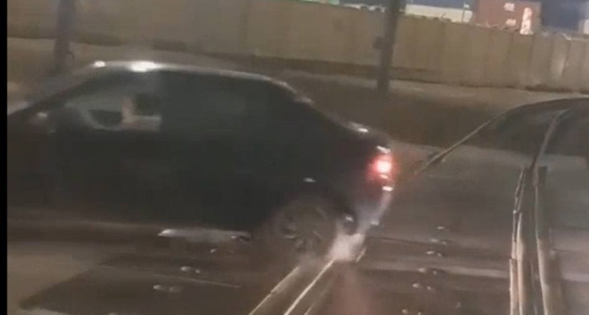 «Он нормальный вообще?!» — в Новороссийске водитель маршрутки оставил пассажиров на ж/д путях