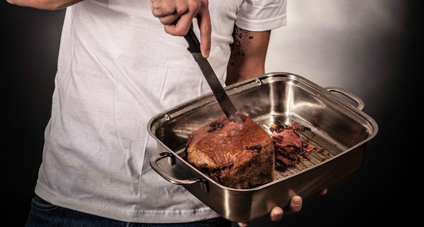 Всего 3 ложки — и противень стал чище нового: от нагара и жира не осталось и следа — лайфхак от эксперта