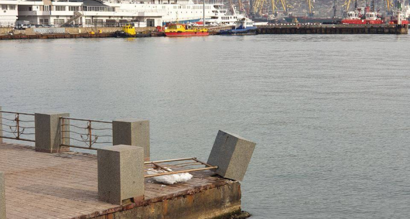 «Держится из последних сил»: шторм повредил ограждение на набережной Новороссийска