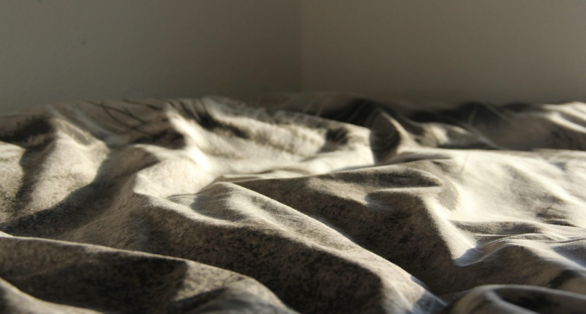 Хозяйки шокированы: стираем одеяло в ванной за 10 минут — сода и гель для стирки творят чудеса, лайфхак от эксперта