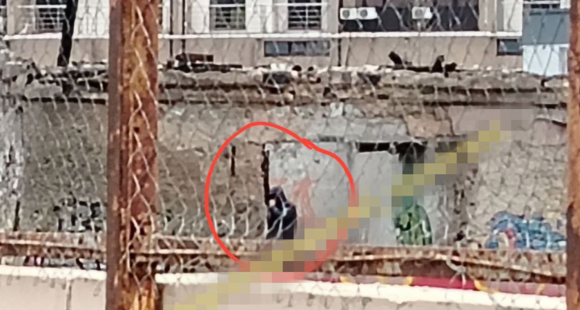 В Новороссийске заметили мужчину, занимающегося рукоблудством на глазах у прохожих