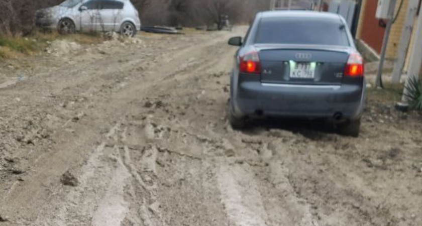 «Проваливаемся в грязь по щиколотку»: газовики перерыли и не восстановили дорогу в пригороде Новороссийска