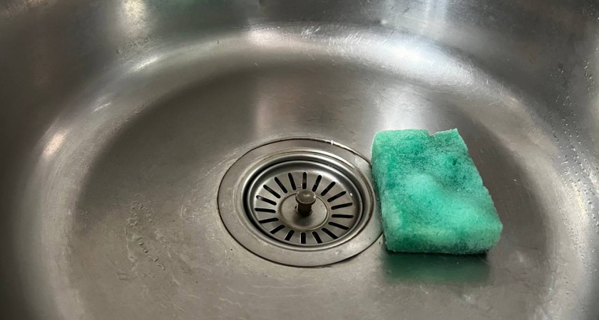 1 ложка и 1 чашка в слив: жир исчез за 5 минут — лучше, чем уксус и сода