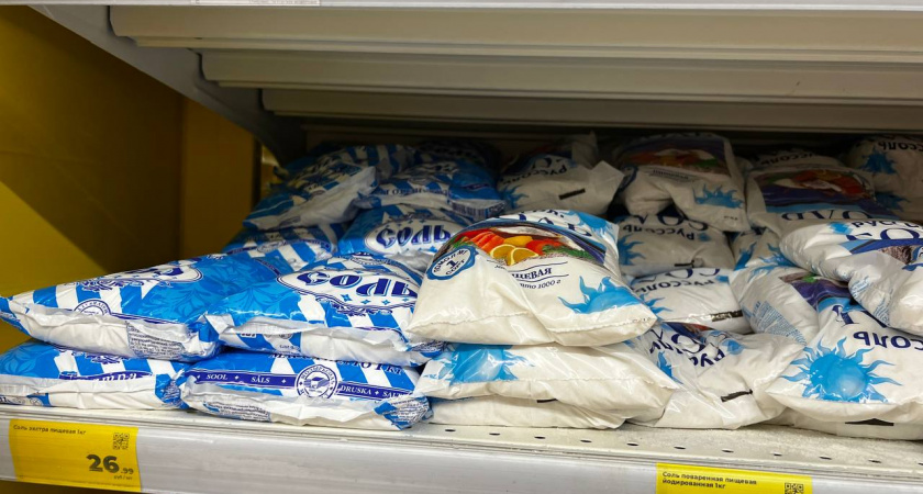 Хитрые хозяйки скупают соль коробками и бед не знают: вот что с ней делают — 3 лайфхака от экспертов