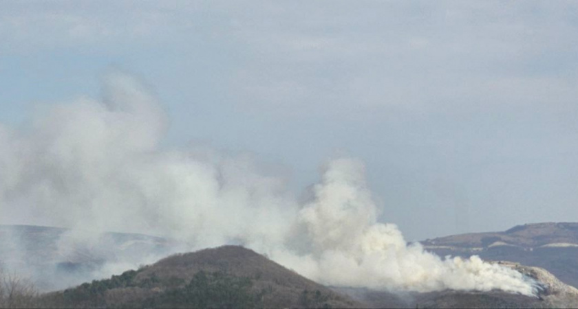 «Вся Раевка в дыму!»: в Новороссийске продолжают тушить пожар на мусорном полигоне на горе Щелба