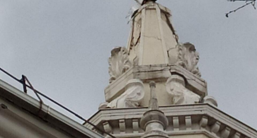 Власти Новороссийска обязали управляющую компанию отремонтировать шпиль на знаменитом доме в стиле сталинского ампира