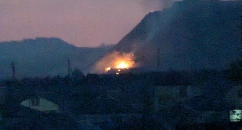 Новороссийцы запечатлели открытый огонь на мусорном полигоне на горе Щелба