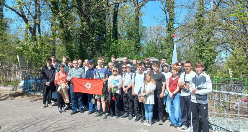 Курсанты Ушаковки наводят порядок на могилах Героев Советского Союза