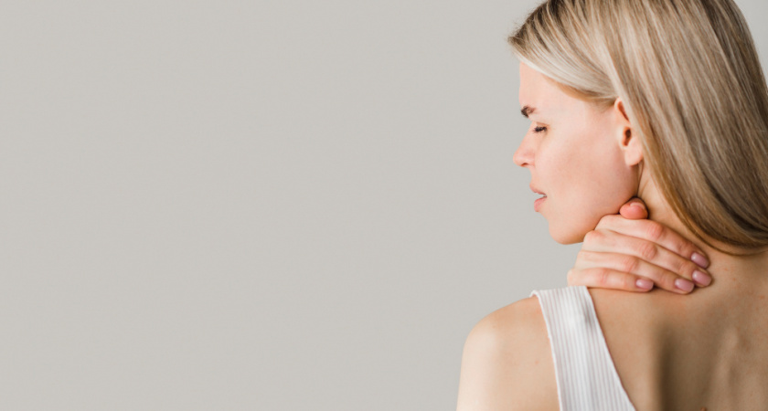 Убираем холку на шее и сутулость — 5 простейших упражнений для ровных и расправленных плеч 