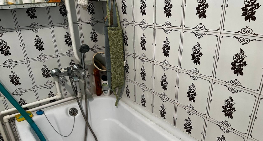 Наносим на межплиточные швы - и выходит белоснежная затирка: всего за 10 минут ванная будет как после ремонта