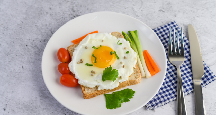 Без масла и сала: как правильно жарить яичницу на завтрак - подходит при похудении  