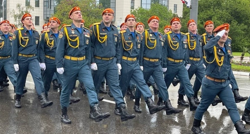 Выстрел памяти, более 1200 военнослужащих и колонна техники: в Новороссийске прошел парад Победы