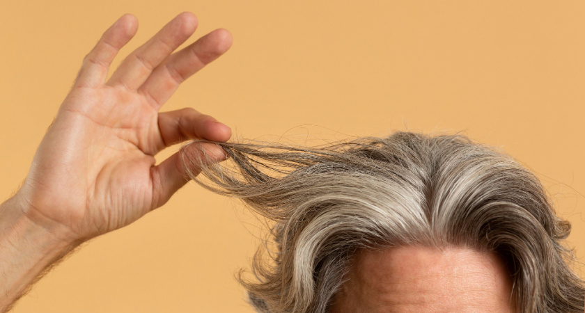 2 ложки — и на седину: о "серебре" в волосах навсегда забыли — вернули им естественный цвет