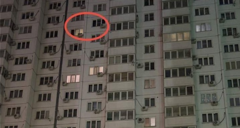 В Новороссийске камень, брошенный из окна высотки, пробил лобовое стекло автомобиля и нанес увечья водителю