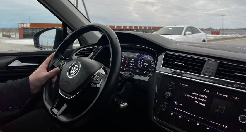 Теперь будет запрещено: за эту популярную привычку водителей начнут массово тормозить для проверки - и это не руление одной рукой