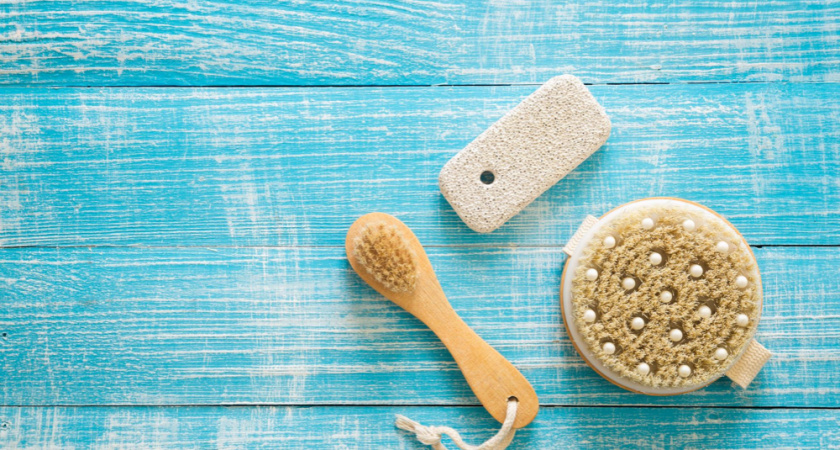 Забыла про пемзу: мои пятки гладкие, как у младенца, благодаря таким домашним пилинг-носочкам