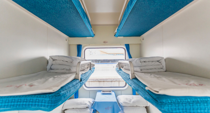 Даже за бесплатно избегайте этих мест: ужасные места в плацкарте, рядом с которыми боковушки — настоящий рай