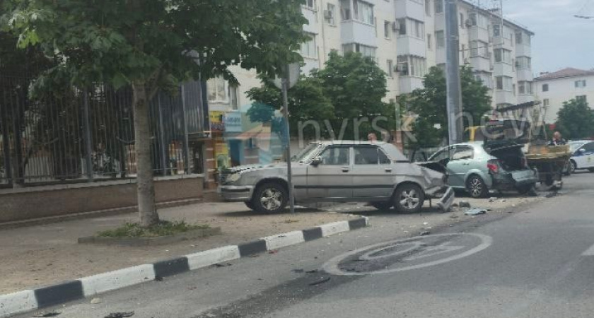 В Новороссийске ГАЗель снесла три припаркованных авто: парковку «елочкой» теперь запретят