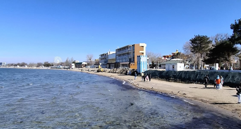 В воду нас не пускают, отпуск испорчен: на пляжах Анапы ввели тотальный запрет на купание в Черном море