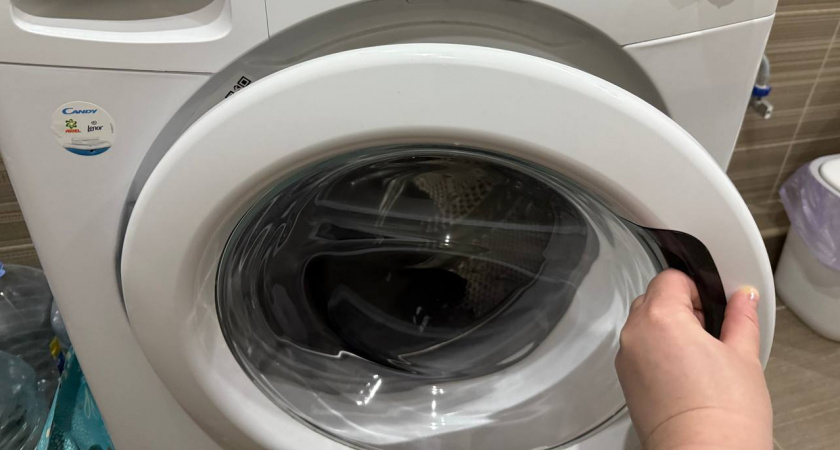 Зажимаю эти кнопки, и стиральная машина сама очищается от грязи, пыли и порошка