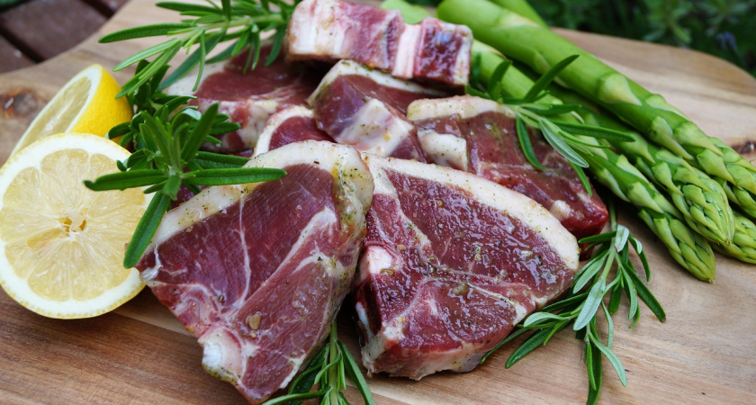 Нужно ли сливать "первую воду" при варке мяса: шеф-повар расставил точки на i