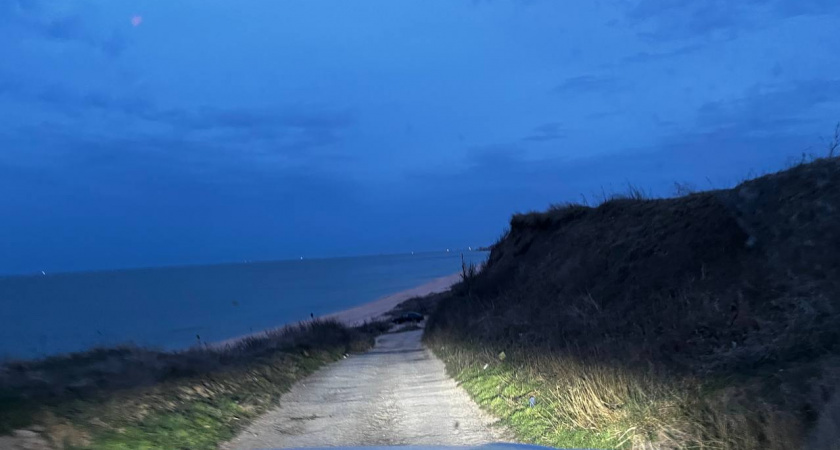 В воду нас не пускают, отпуск окончательно испорчен: на пляжах Анапы ввели полный запрет на купание в Черном море