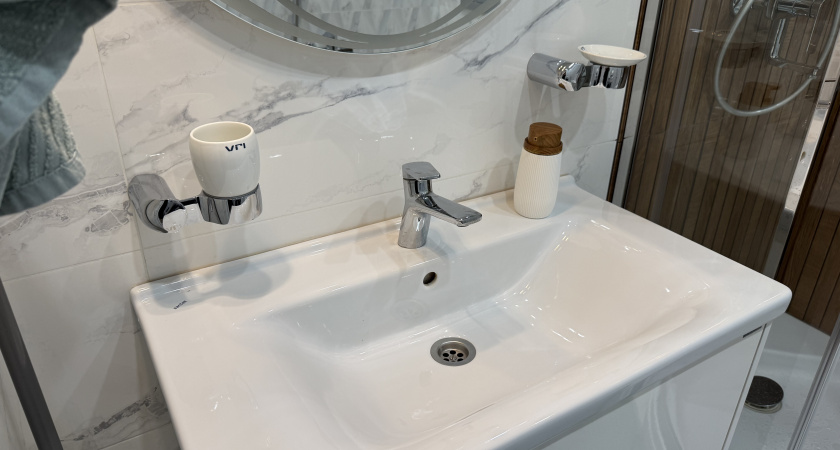 Вода уходит за секунды: сантехник показал, как прочистить слив без химозы — вантуз теперь не понадобится